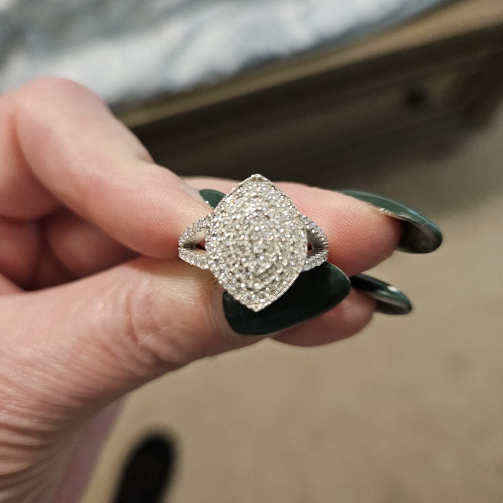 Moissanite 1.1ct 925 Sterling Silver Ring W/ Moissanite Along Each Side - Size 6